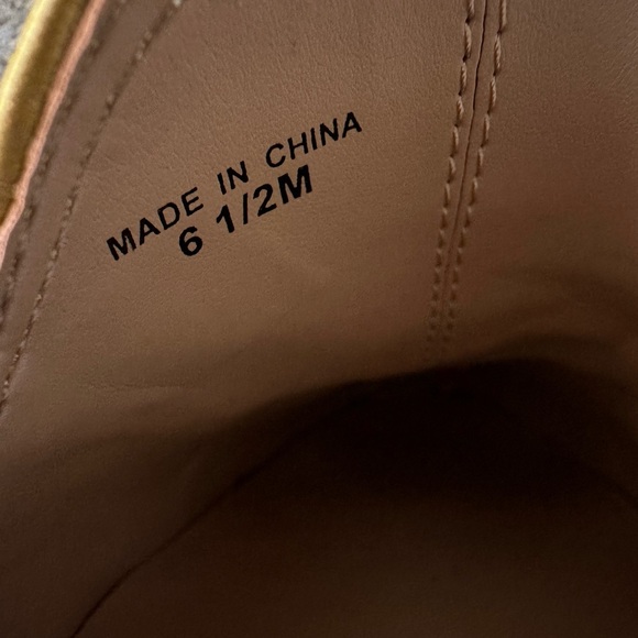 Women’s Shiny, Vibrant Yellow Loafers Banana Republic - Picture 8 of 8